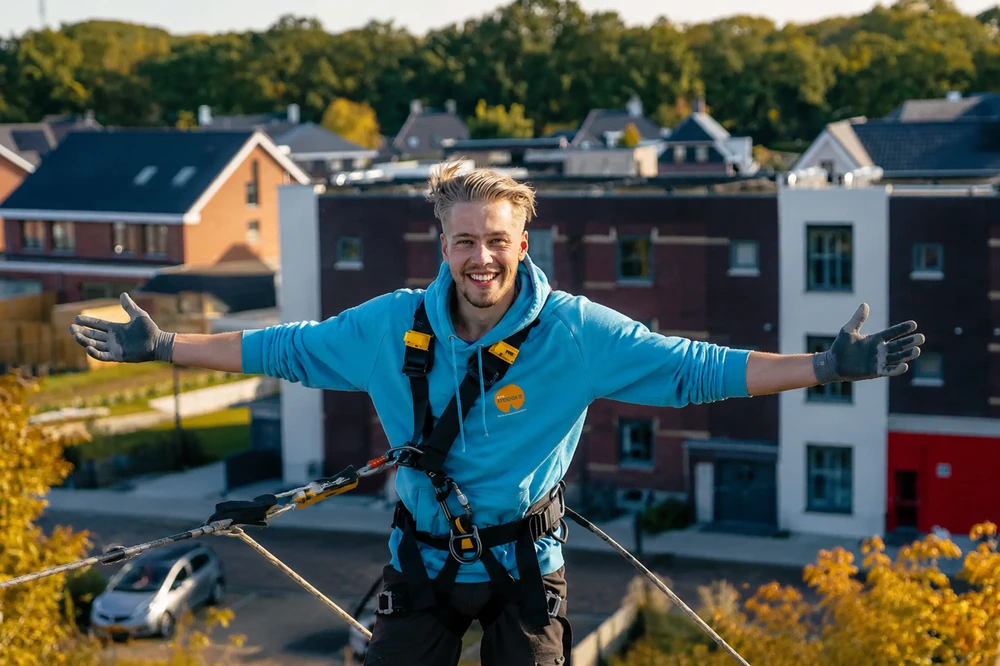 Drie monteurs van 100% Zonnig met valbeveiliging op een dak