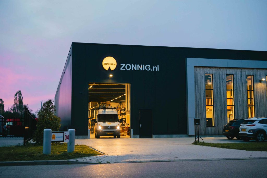 Servicebus verlaat in de ochtend het bedrijfspand van 100% Zonnig in Wijchen