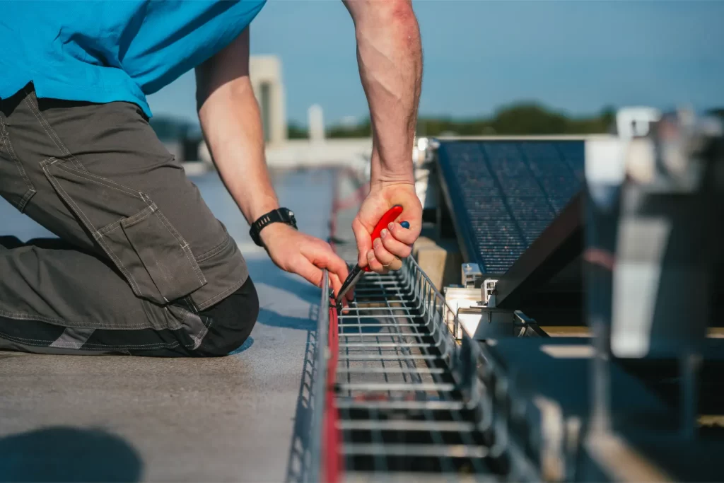 Monteur monteert het montagesysteem voor zonnepanelen op een dak