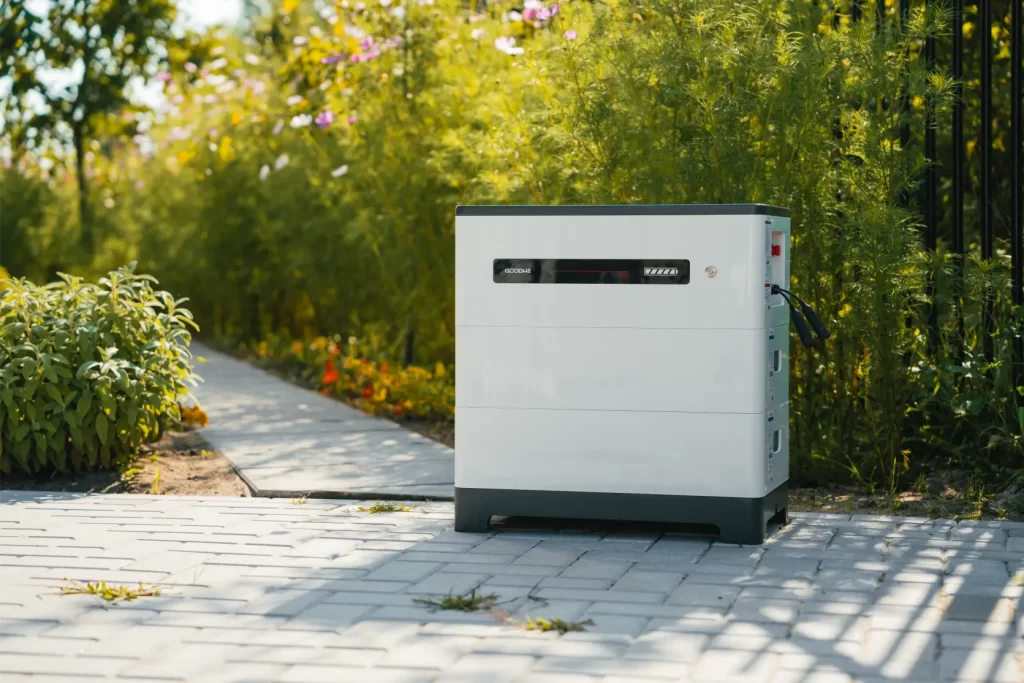 Thuisbatterij tegen de buitenmuur van een woning