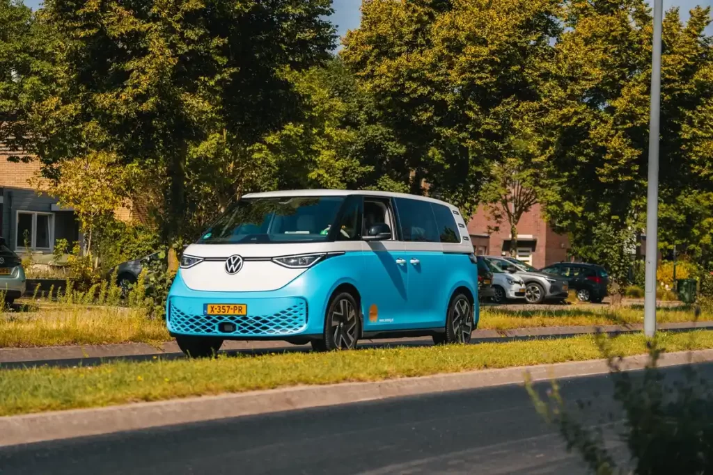 Elektrische bedrijfsbus van 100% Zonnig in een woonwijk