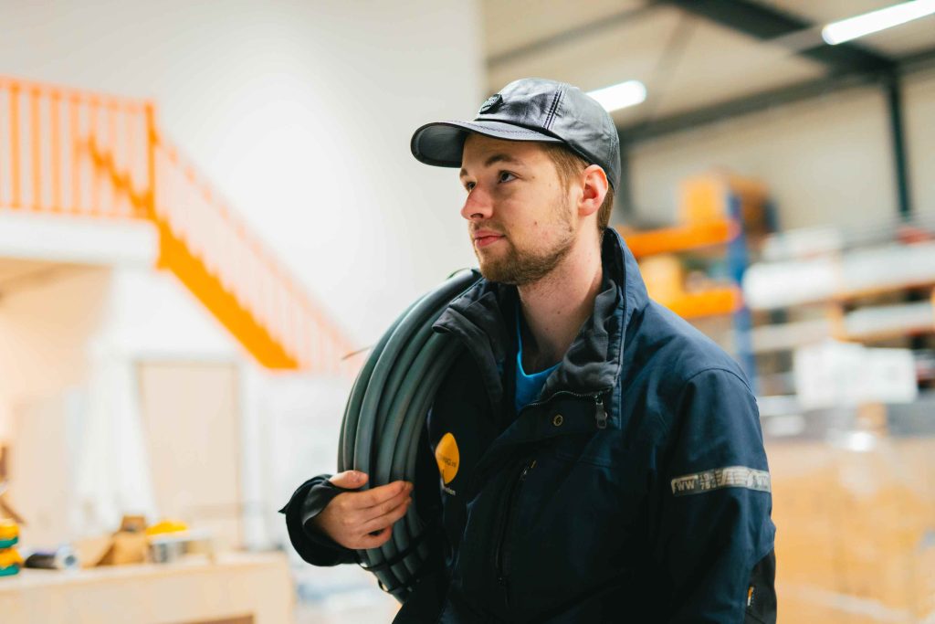 Monteur van 100% Zonnig met een kabelrol in de werkplaats