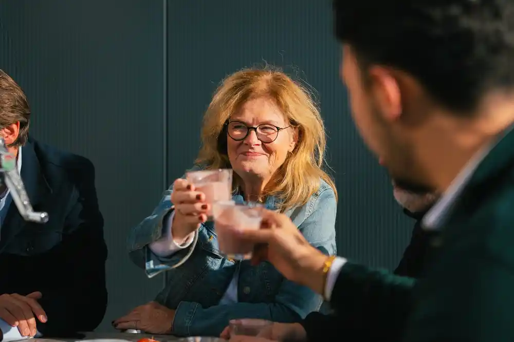 Klantgesprek aan tafel op het Energieplein van 100% Zonnig