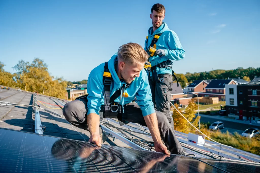 Servicemonteur van 100% Zonnig aan het werk