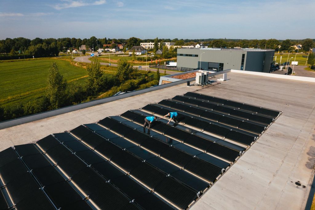 Luchtfoto van zonnepanelen in rijen op een plat bedrijfsdak