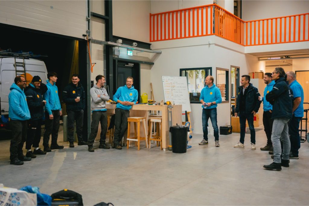 Werkoverleg met het team van 100% Zonnig in de werkplaats