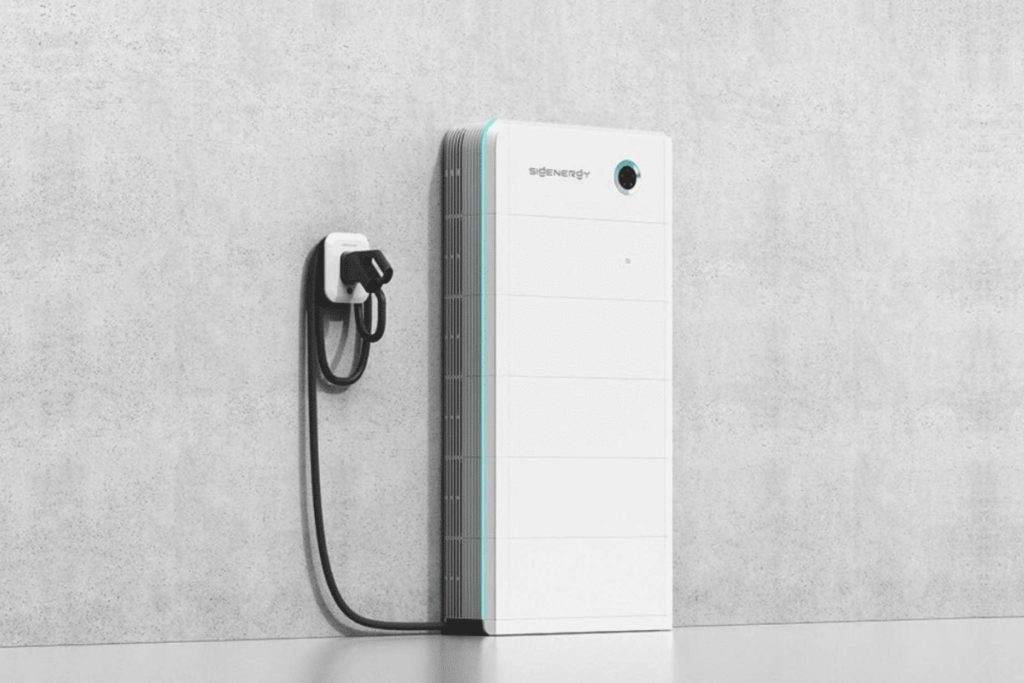 Sigenergy thuisbatterij met laadpunt tegen een wand