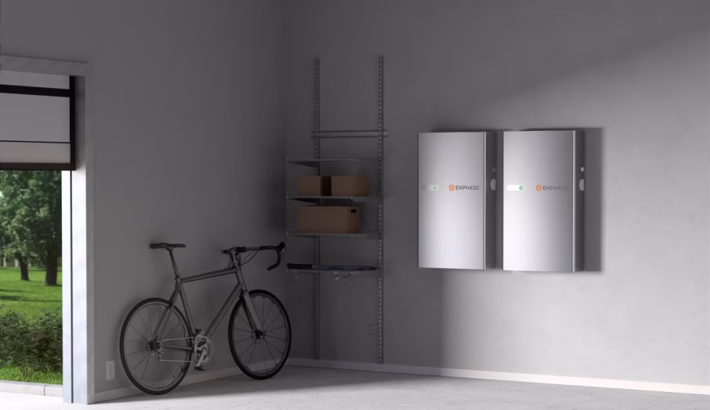 Twee thuisbatterijen aan de wand van een garage