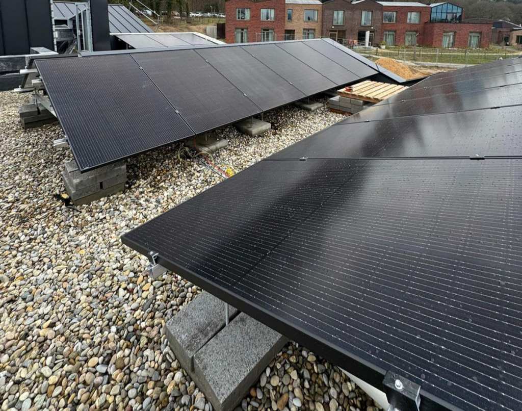 Zonnepanelen op een plat dak vastgezet met ballasttegels