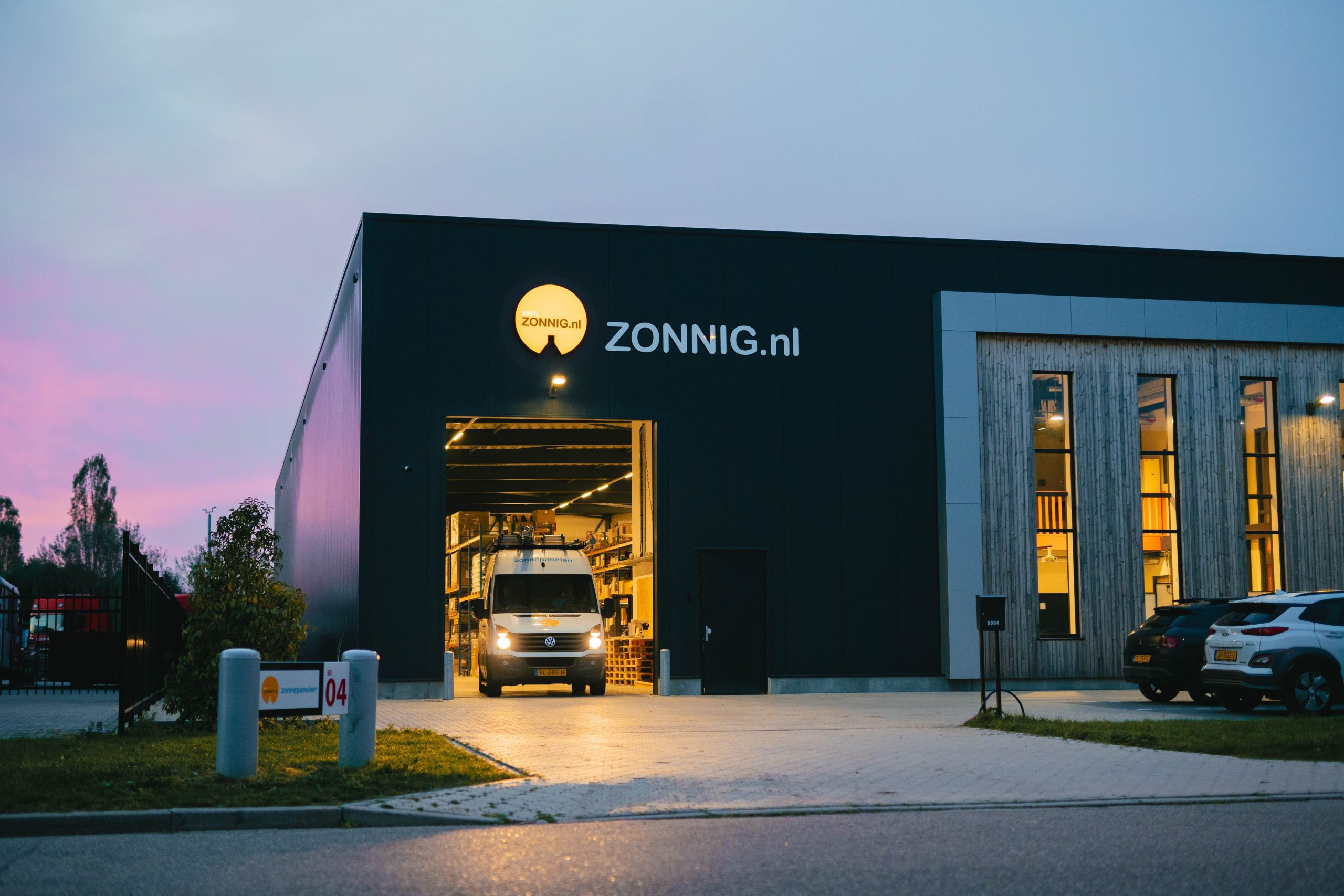 Servicebus verlaat in de ochtend het bedrijfspand van 100% Zonnig in Wijchen