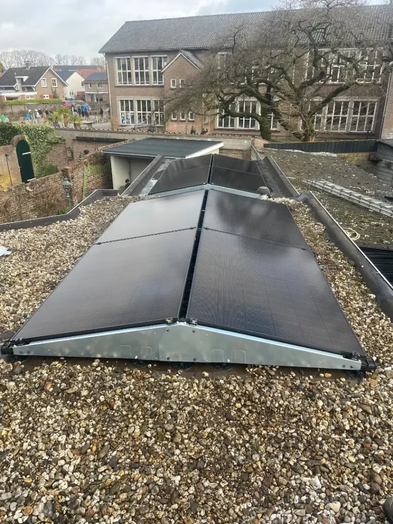 Zonnepanelen op een plat dak met grind