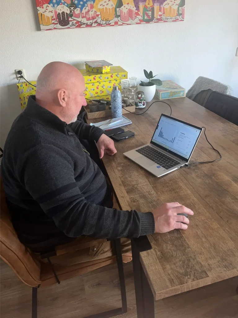Klant bekijkt de opbrengst van zijn zonnepanelen op een laptop